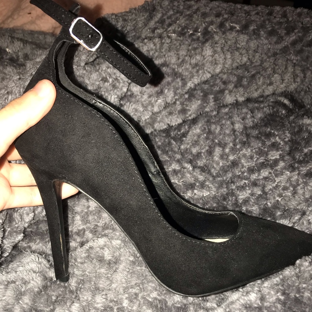 Size 6 women’s black pumps